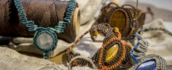 Karma tikka macramé - DIY : Fabrication de bijoux en micro macramé 